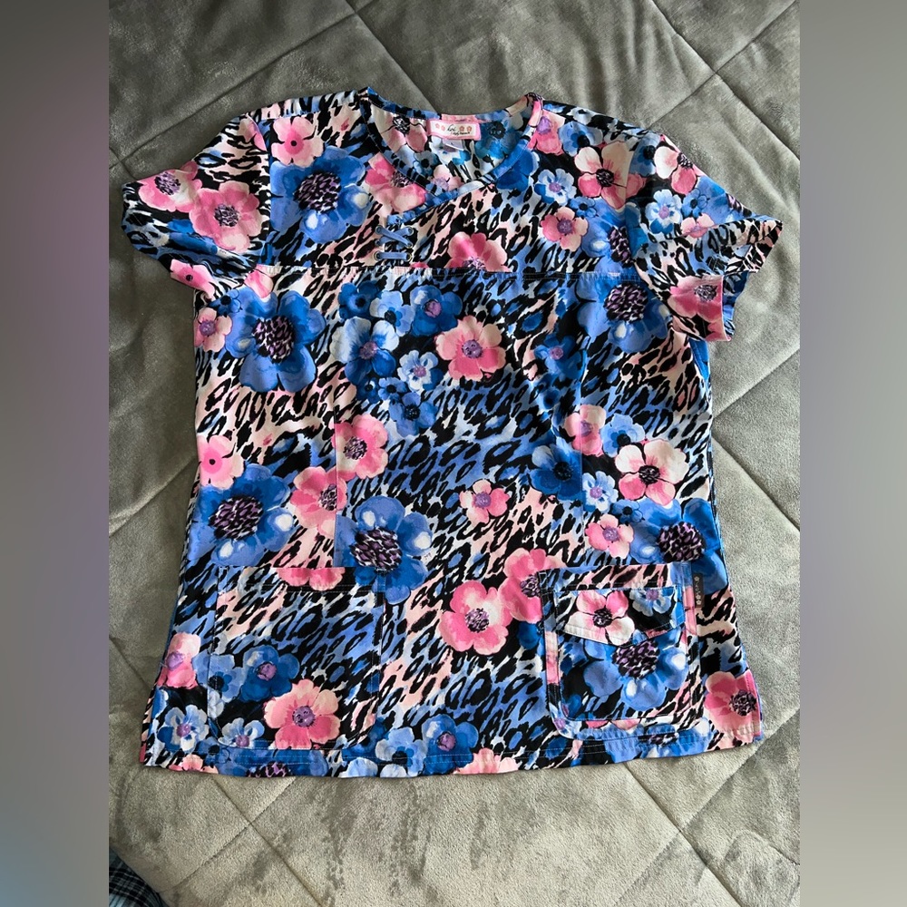 Koi by Kathy Peterson Size L gently worn. Scrub top